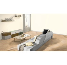 Lichte woonkamer met bank, salontafel en dressoir