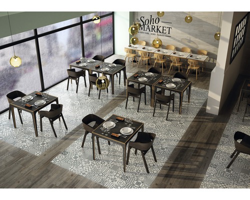 Overzicht van een restaurant met tafels, stoelen en vloertegels met patroon