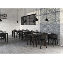 Restaurantinterieur met houten vloer, houten wandpanelen en een wand met decoraties