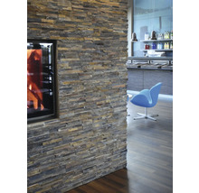 Wand met natuurstenen bekleding en haard in de woonkamer.