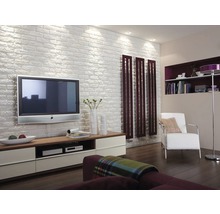 Woonkamer met bakstenen muur, televisie, dressoir en radiator