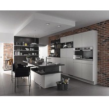 Lichte keuken met kookeiland, inbouwkasten en bakstenen muur