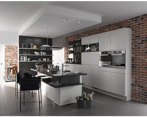 Lichte keuken met kookeiland, inbouwkasten en bakstenen muur