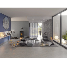 Moderne woonkamer met open haard, kussens en decoratieve verlichting