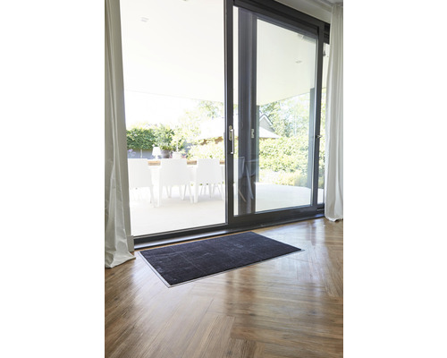 Schoonloopmat voor een terrasdeur op een houten vloer