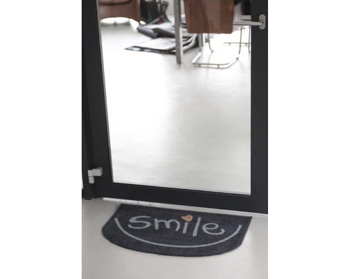 Deurmat met het woord Smile voor een deur