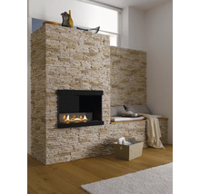 Decoratieve open haard met stenen bekleding en geïntegreerde bio-ethanol brander in een lichte woonkamer.