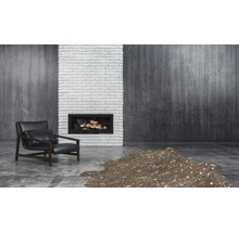 Woonkamer met fauteuil, open haard en vloerkleed