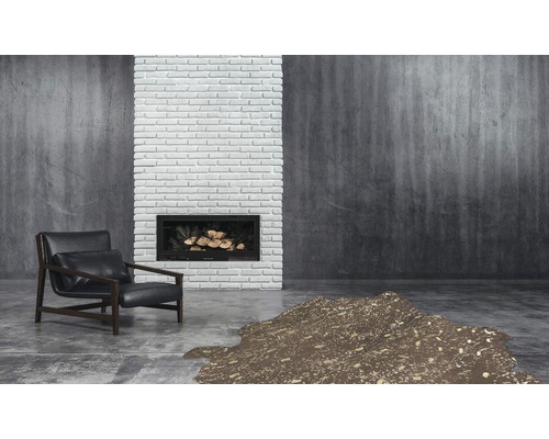 Woonkamer met fauteuil, open haard en vloerkleed
