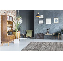 Woonkamer met meubels en tapijttegels