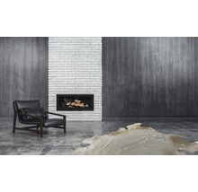 Woonkamer met fauteuil, open haard en decoratie