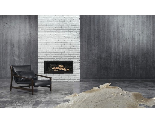 Woonkamer met fauteuil, open haard en decoratie