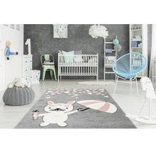 Kinderkamer met grijs tapijt met konijnmotief, kinderbed en meubels