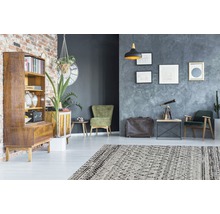 Woonkamer met een patroon tapijt, houten kast en zitmeubelen