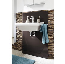 Badkamer met wastafel, kraan, handdoek en bruine achterwand