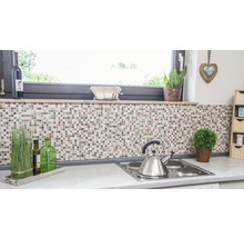 Keukenscène met mozaïektegelwand, kookplaat en decoraties