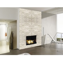 Moderne badkamer met natuurstenen muur en open haard
