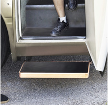 Uitschuifbare opstap op een camper met persoon die de treden gebruikt.