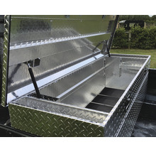 Geopende gereedschapskist van aluminium met een ruitjespatroon op een laadvloer