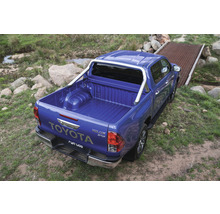Blauwe Toyota Hilux pick-up op oneffen terrein