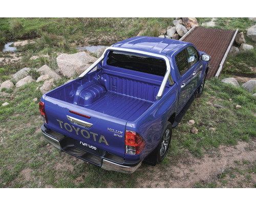 Blauwe Toyota Hilux pick-up op oneffen terrein