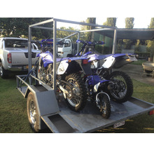 Motor aanhangwagen beladen met twee motorcrossmotoren