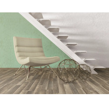 Interieur met fauteuil, decoratieve metalen bollen en trap