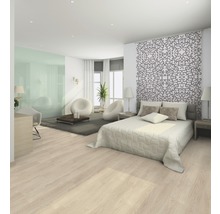 Lichte slaapkamer met laminaatvloer, bed, zitplaatsen en decoratieve wand