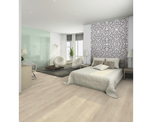 Lichte slaapkamer met laminaatvloer, bed, zitplaatsen en decoratieve wand