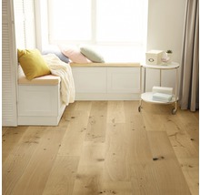Lichte kamer met houten vloer, vensterbank met kussens en bijzettafel