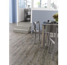 Lichte eetkamer met houten vloer en eettafel