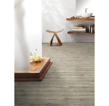 Badkamer met houten vloer, houten kruk en wastafel