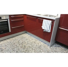 Keuken met ingebouwde oven, gootsteen, handdoek en vloer van rivierkeien