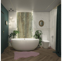 Moderne badkamer met vrijstaand bad, toilet en planten