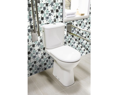 Witte staande toiletpot met steunbeugels in badkamer
