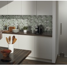 Keukenscène met mozaïektegels, keukengerei, koffiemachine en houten tafel