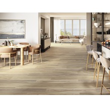 Lichte, open woonruimte met houten vloer, eettafel en woonkamer