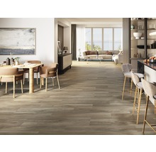 Lichte woonkamer met eettafel, stoelen, barkrukken en houtlook vloer.