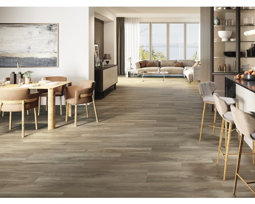 Lichte woonkamer met eettafel, stoelen, barkrukken en houtlook vloer.