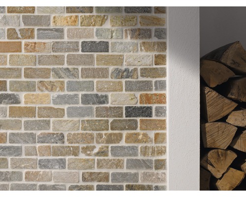 Wand met steenstrips in steenlook en stapel hout