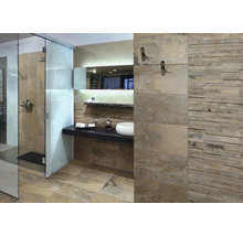 Badkamer met douche, wastafel en wandtegels