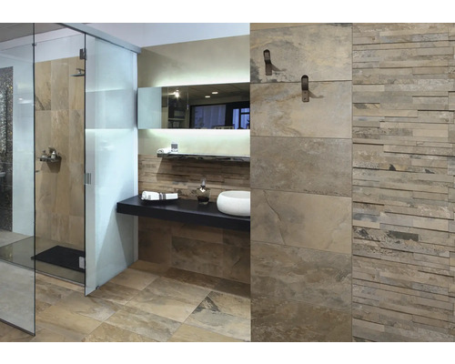Badkamer met douche, wastafel en wandtegels