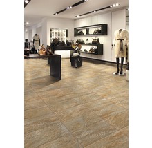 Vloertegels in een winkel met kleding en accessoires