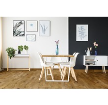 Eetkamer met eettafel, stoelen en dressoir in een modern design
