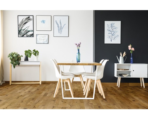 Eetkamer met eettafel, stoelen en dressoir in een modern design