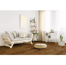 Lichte woonkamer met houten vloer, bank, rek en decoratie