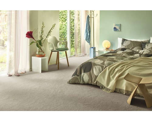 Lichte woonkamer met tapijt, bed en decoratie