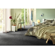 Slaapkamer met bed en grijze vloerbedekking