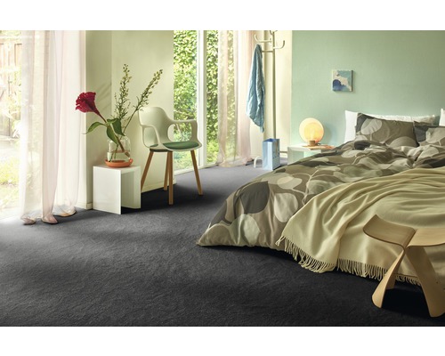 Slaapkamer met bed en grijze vloerbedekking