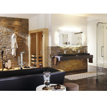 Lichte badkamer met ligbad, dubbele wastafel, sauna en hometrainer